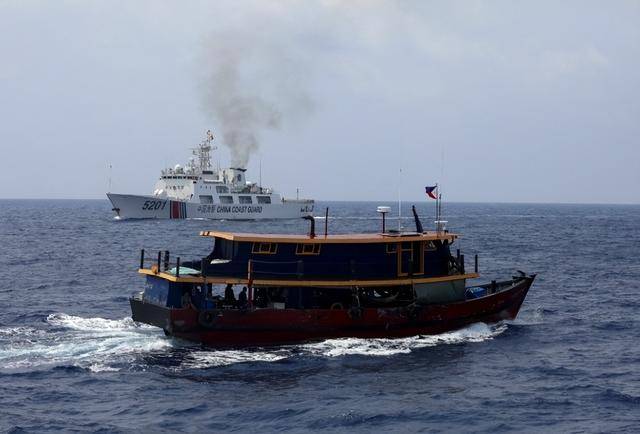 看见中国拖船到场<strong></p>
<p>蒲币</strong>，菲律宾又划新红线，不许中方登上“坐滩”军舰