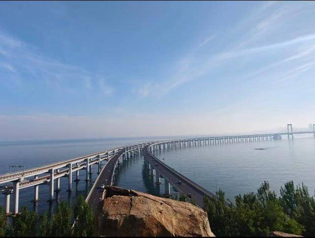 大连一跨海大桥观景台有游客翻栏杆踩空心造景石拍照<strong></p>
<p>云币商城</strong>，当地回应