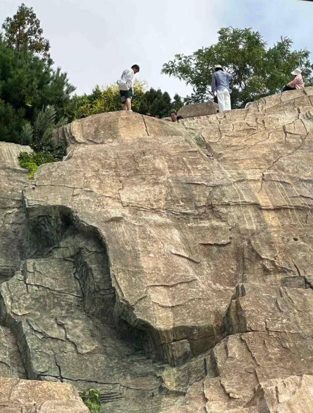 大连一跨海大桥观景台有游客翻栏杆踩空心造景石拍照<strong></p>
<p>云币商城</strong>，当地回应