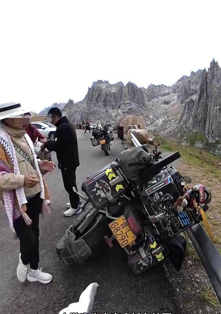 大妈私坐20万元摩托致车侧翻，赔1000元拉黑车主，4S店：修好约2万元