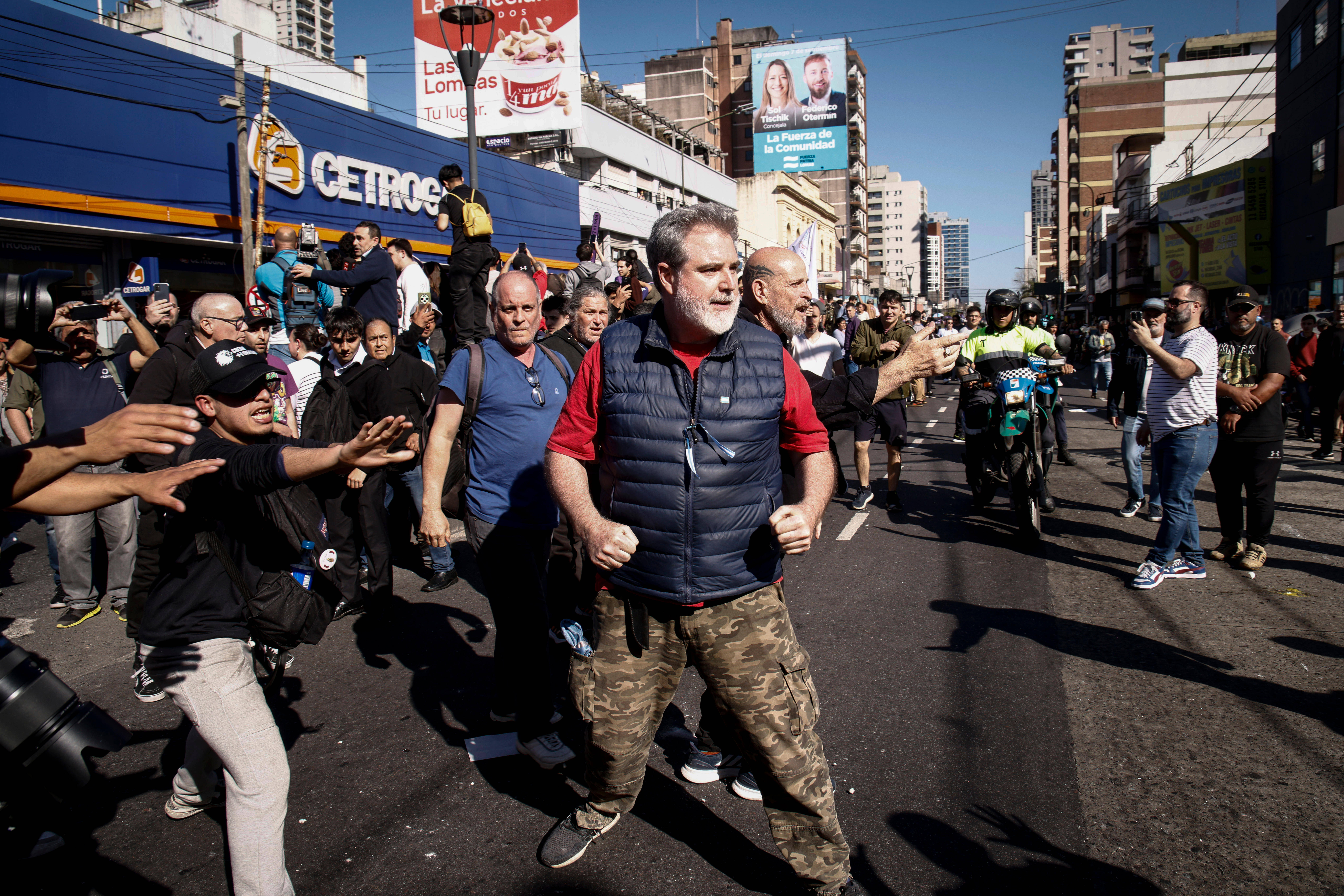 阿根廷总统米莱在助选活动上遭投石袭击
