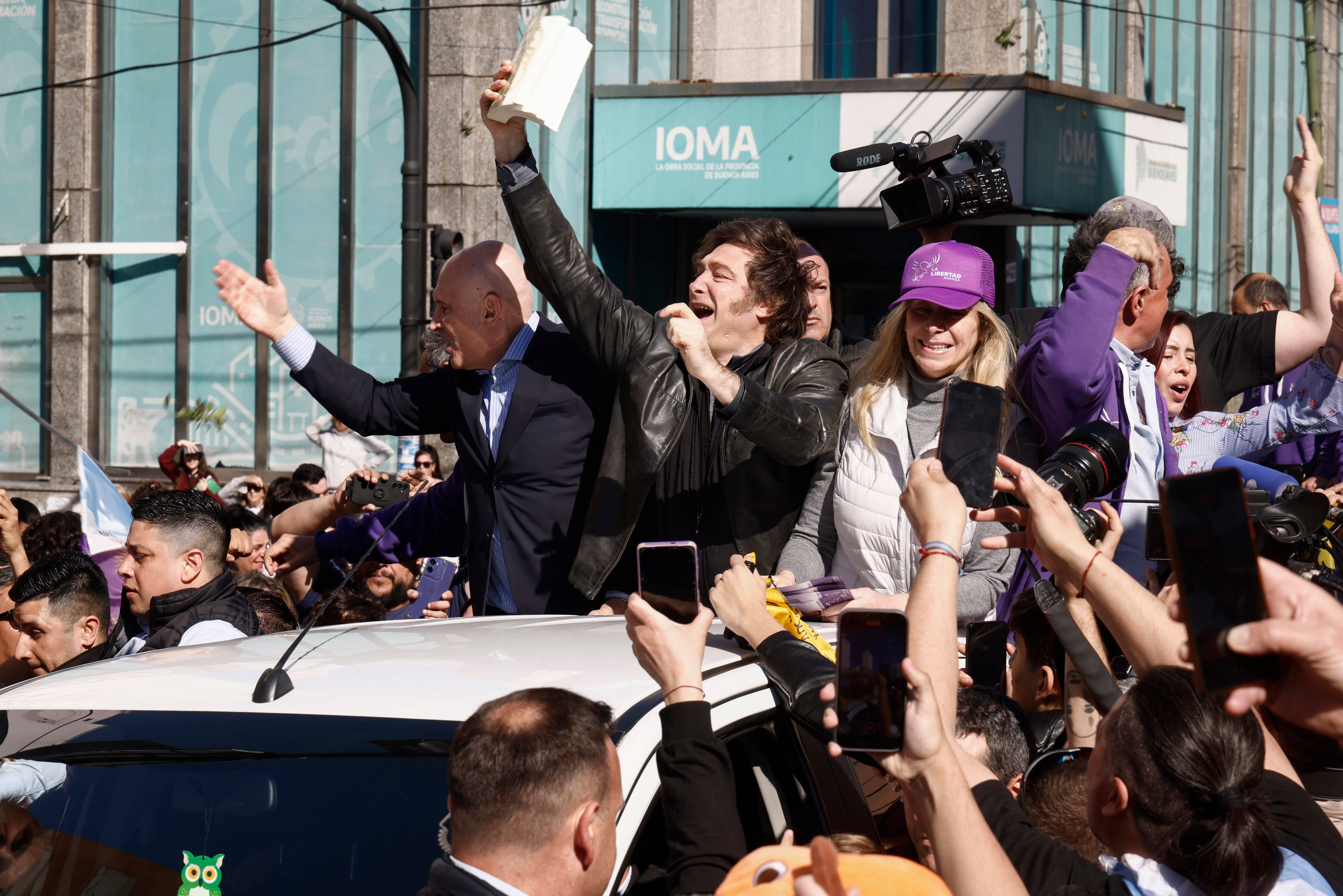 阿根廷总统米莱在助选活动上遭投石袭击