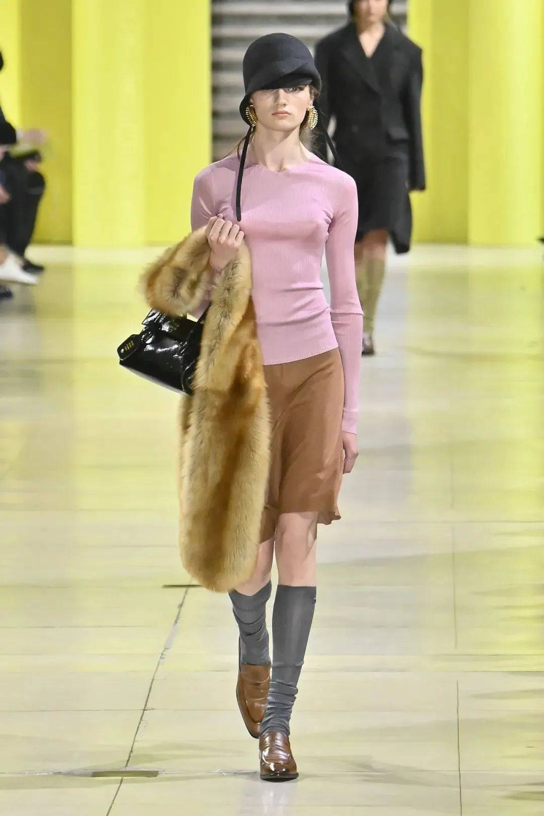 质感女人怎么都在穿这个颜色<strong></p>
<p>云币商城</strong>？