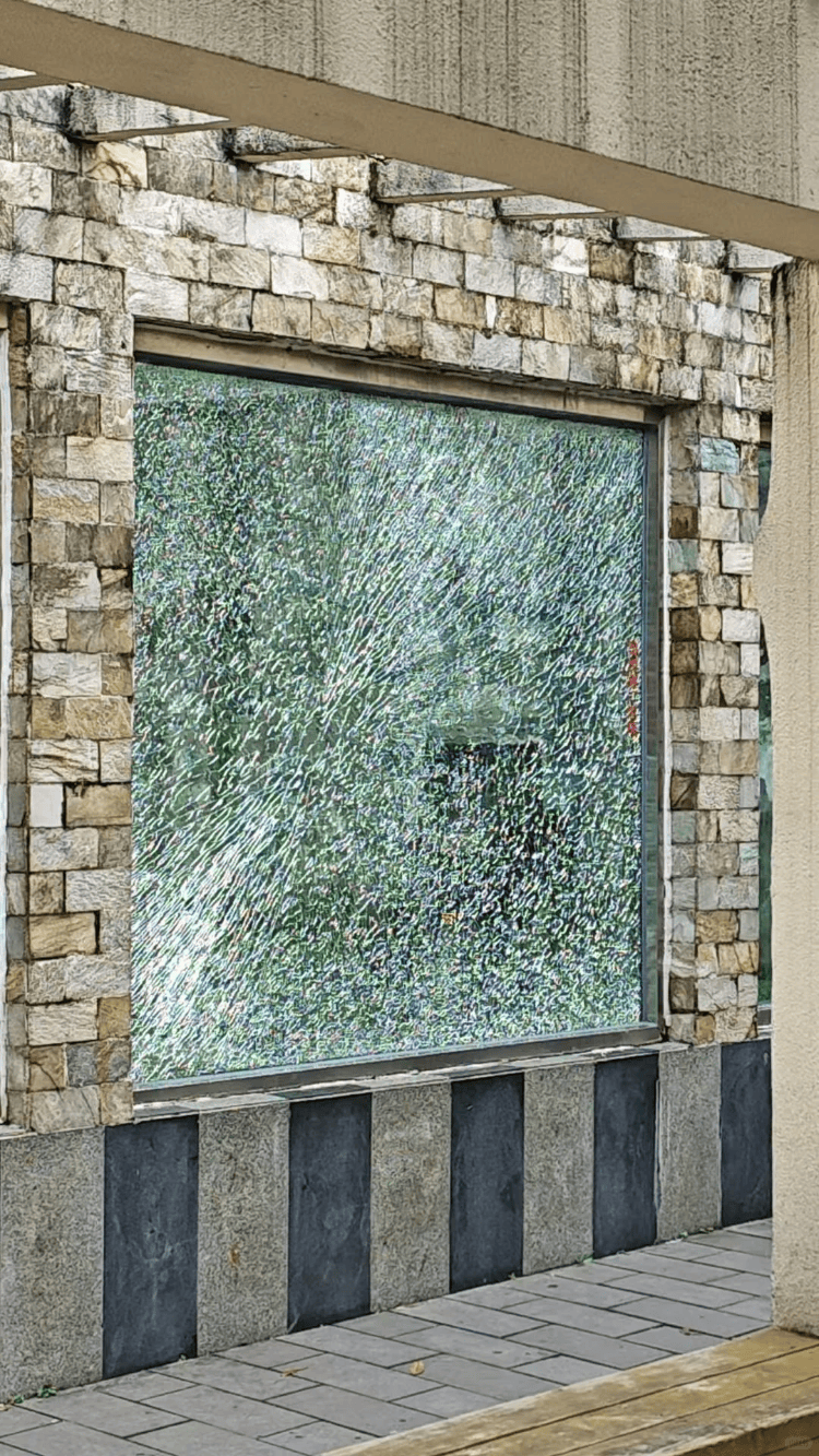 成都动物园山魈“暴走”用石头砸碎馆舍玻璃<strong></p>
<p>币圈</strong>,园方:属实,将评估是否移除小石头