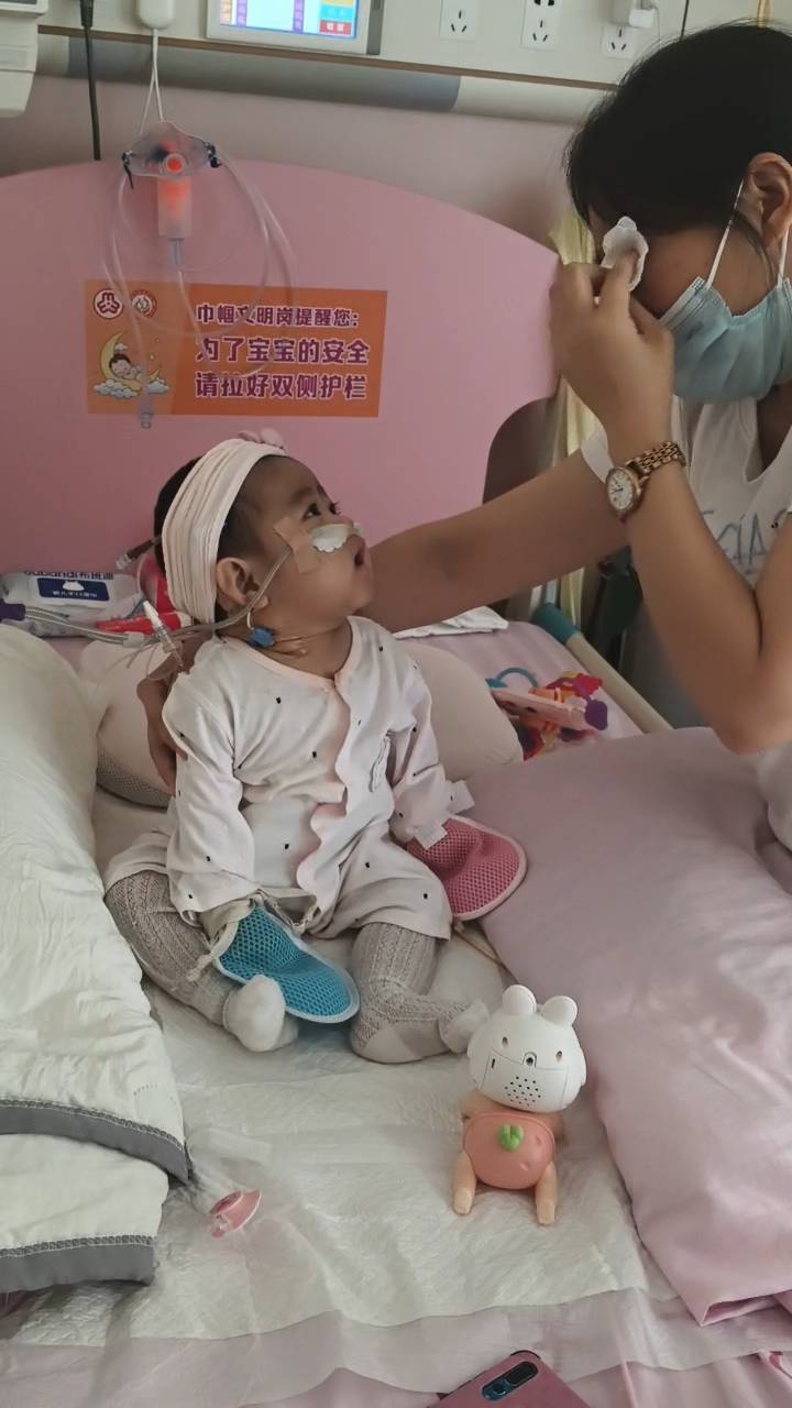 奶奶在哭，宝宝在笑！40天女婴重病，00后父亲割肝救女，术后这一幕让网友泪奔