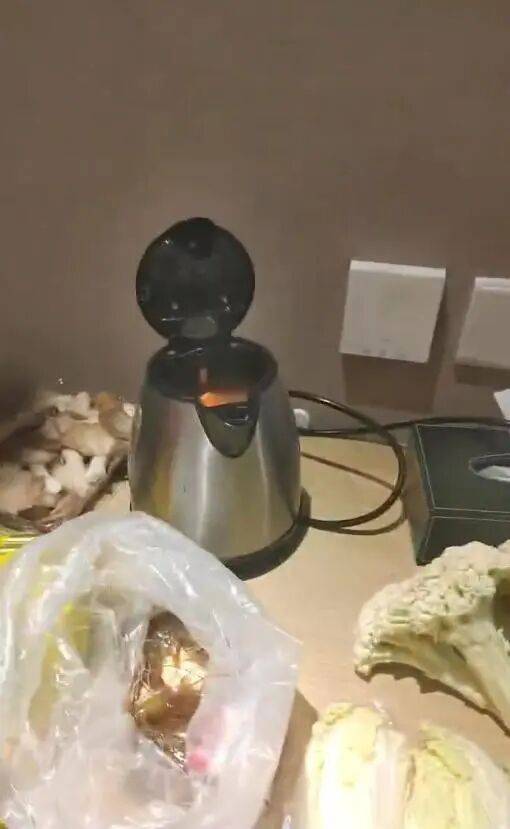 男子发视频“炫耀”用客房水壶煮火锅<strong></p>
<p>币圈</strong>，当事酒店回应