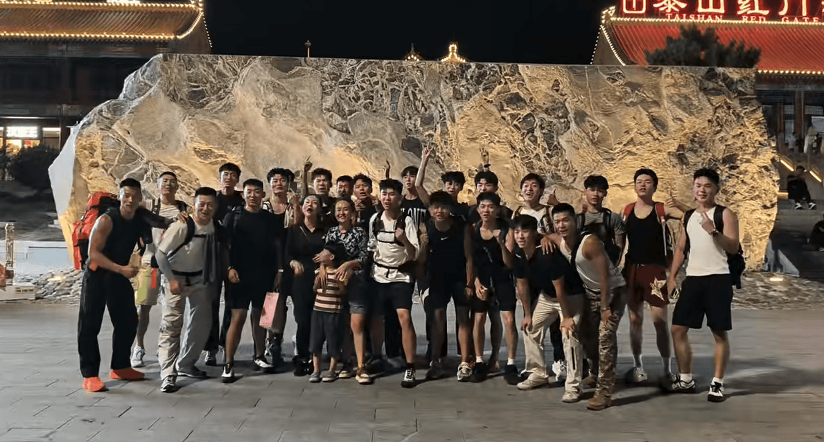 两女子请24名陪爬登泰山：花费近3万元<strong></p>
<p>币圈</strong>，5岁孩子没走路也成功登顶