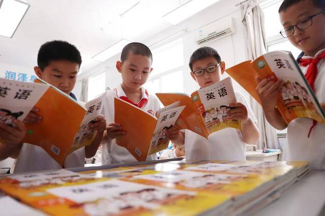 新版英语教材“难出圈”？三大出版社回应