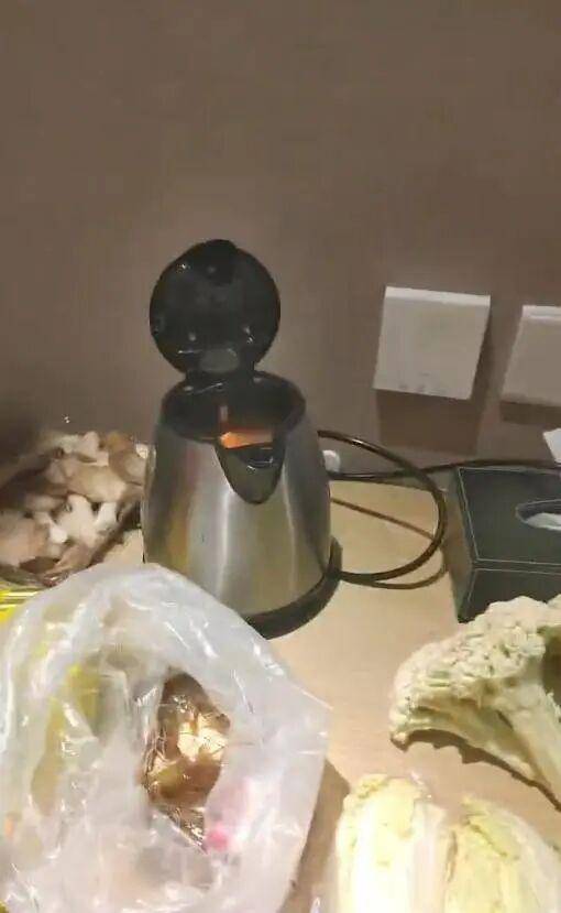 男子在澳门某酒店用水壶煮火锅<strong></p>
<p>动力币</strong>，负责人：会警告，若损坏需照价赔偿