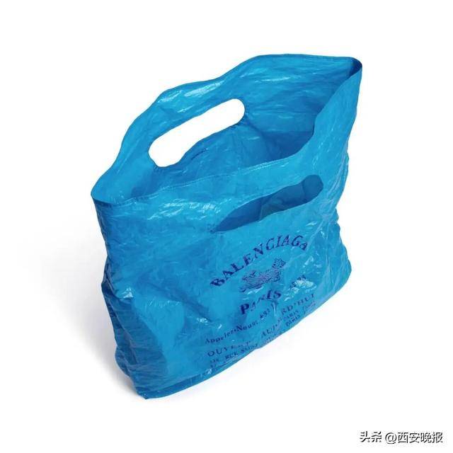 巴黎世家又推出“塑料袋”款新包了<strong></p>
<p>动力币</strong>，售价8200元，官网显示缺货