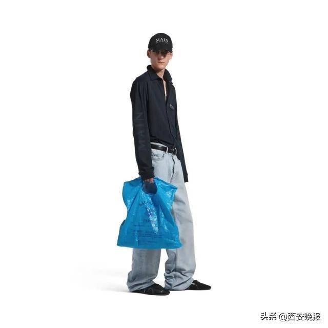 巴黎世家又推出“塑料袋”款新包了<strong></p>
<p>动力币</strong>，售价8200元，官网显示缺货