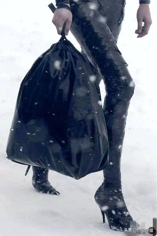 巴黎世家又推出“塑料袋”款新包了<strong></p>
<p>动力币</strong>，售价8200元，官网显示缺货