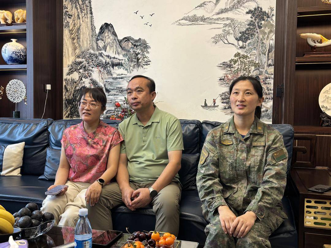 抗战胜利80周年大阅兵民兵方阵<strong></p>
<p>星星币</strong>，有两名女生来自无锡地区