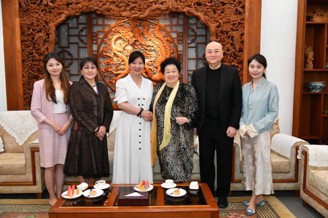 蒙古国总统夫人宝勒尔策策格一行参观中国紫檀博物馆