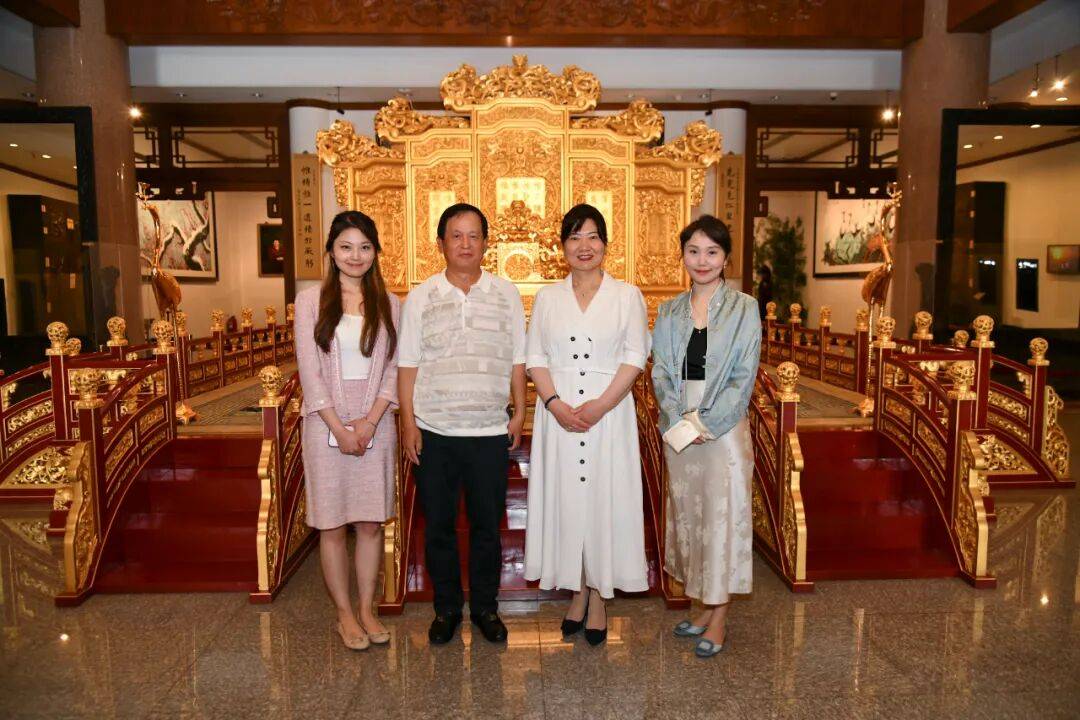 蒙古国总统夫人宝勒尔策策格一行参观中国紫檀博物馆