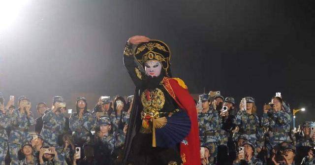 兰州大学军训期间大一女生表演川剧吐火<strong></p>
<p>上币费用</strong>，校方：学生来自东北，因个人爱好自学