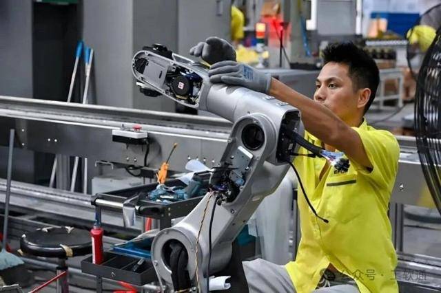 埃夫特3414万芜湖拿地<strong></p>
<p>上币费用</strong>！机器人超级工厂背后的“智造野心”与行业变局