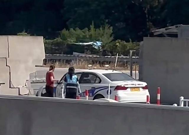 考科目二把考场围墙撞塌了<strong></p>
<p>上币费用</strong>！机动车考场内突发惊险一幕