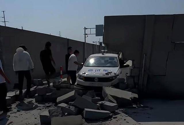 考科目二把考场围墙撞塌了<strong></p>
<p>上币费用</strong>！机动车考场内突发惊险一幕