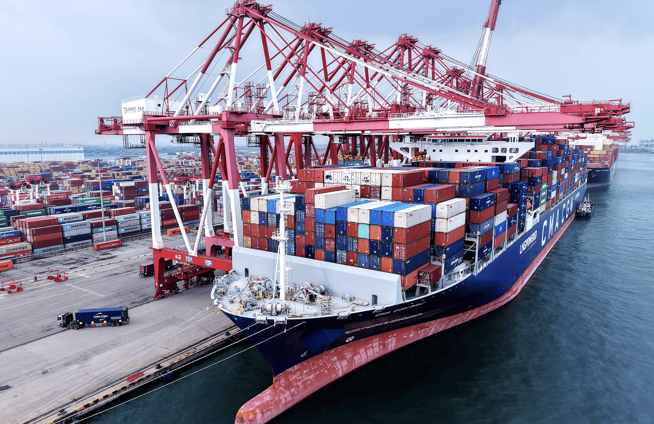 8月出口同比增速回落至4.4%，分析师：“转出口”减弱下后续出口或受到抑制