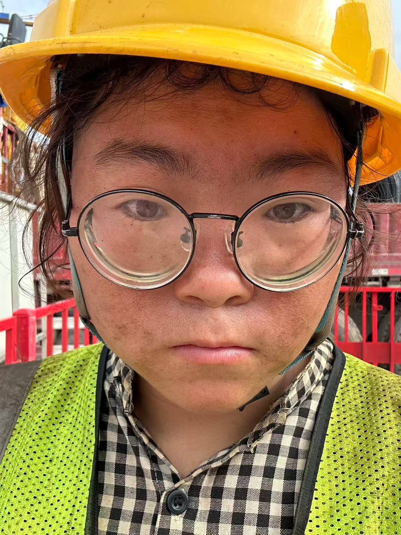 00后女孩工地绑钢筋5年成家里经济支柱：汗水流进眼睛特别疼，工友让我干轻松的活