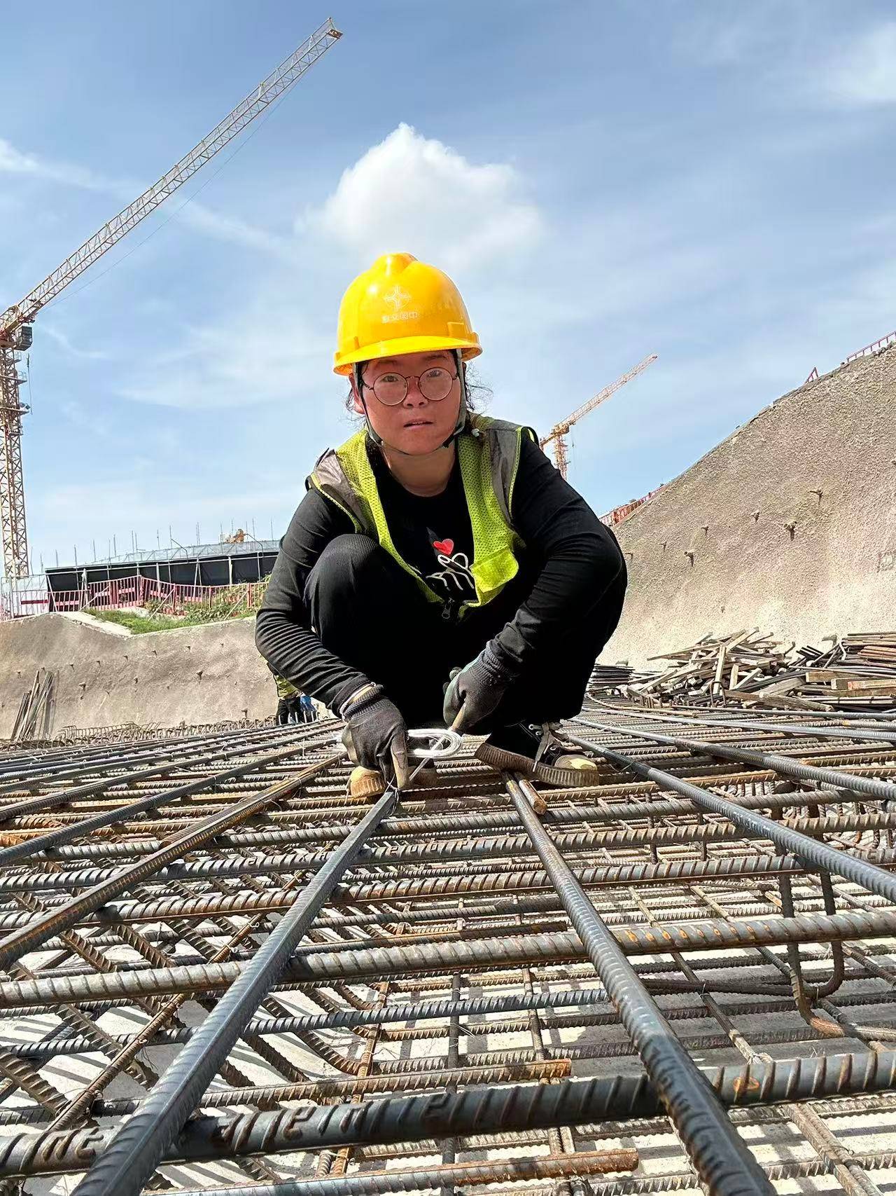 00后女孩工地绑钢筋5年成家里经济支柱：汗水流进眼睛特别疼<strong></p>
<p>币缘币</strong>，工友让我干轻松的活