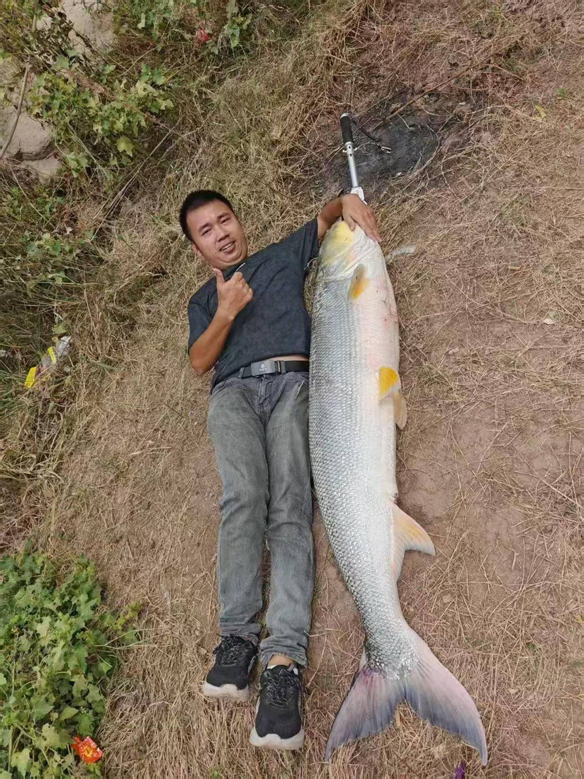 重庆一男子钓上79斤鳡鱼后<strong></p>
<p>币缘币</strong>，背着鱼在闹市当“显眼包”穿行20分钟，本人：有1.64米长