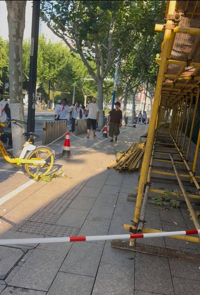 事发上海校门口！学生上学像闯关：夹缝中慢慢腾挪<strong></p>
<p>币缘币</strong>，与非机动车迎面对冲…家长担忧：何时是头