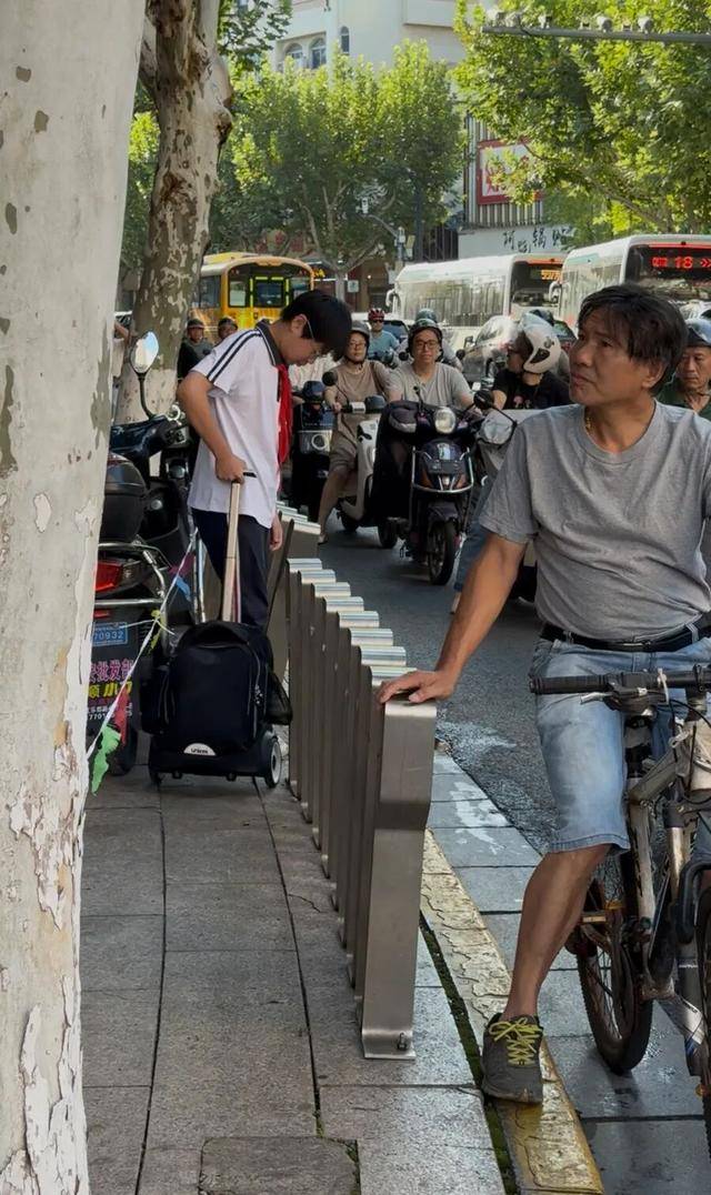 事发上海校门口！学生上学像闯关：夹缝中慢慢腾挪<strong></p>
<p>币缘币</strong>，与非机动车迎面对冲…家长担忧：何时是头