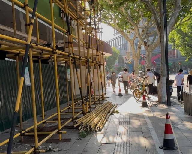 事发上海校门口！学生上学像闯关：夹缝中慢慢腾挪<strong></p>
<p>币缘币</strong>，与非机动车迎面对冲…家长担忧：何时是头