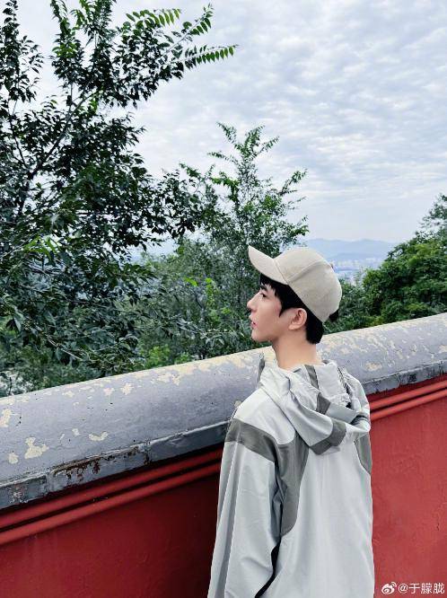 37岁男演员于朦胧被传坠楼<strong></p>
<p>币缘币</strong>，7月刚注销工作室，警方回应