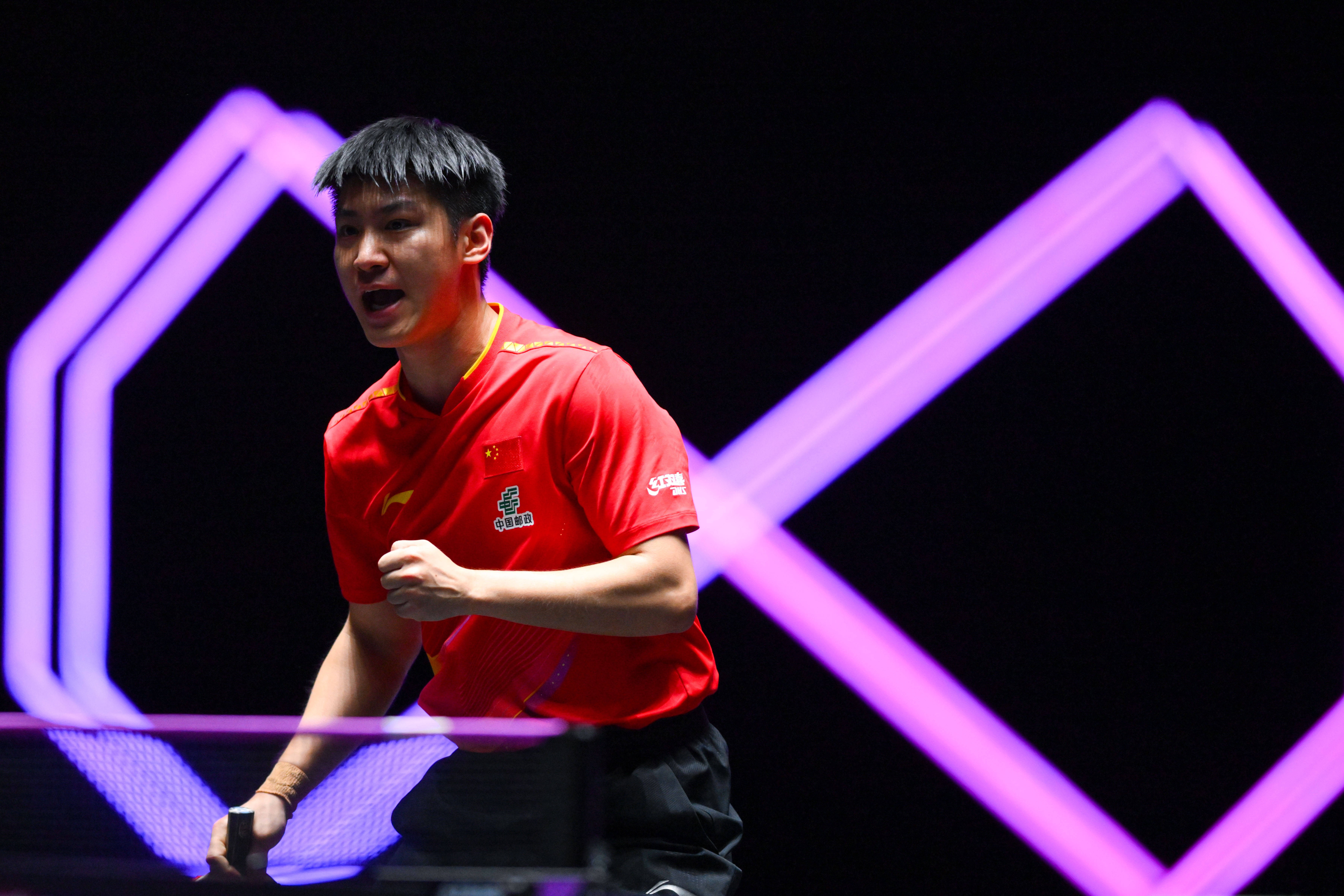 （体育）乒乓球——WTT澳门冠军赛：薛飞淘汰张本智和 晋级男单16强