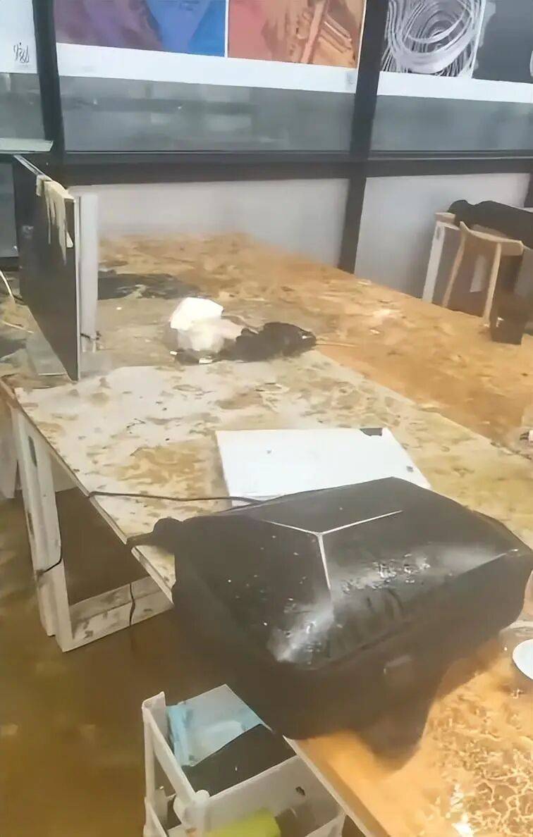 浙江杭州一女生教室正做作业<strong></p>
<p>币缘币</strong>，头顶管道破裂被污水淋头，情绪崩溃大哭，中国美院良渚校区：眼镜堵塞管道致泄漏，女生已得到安抚