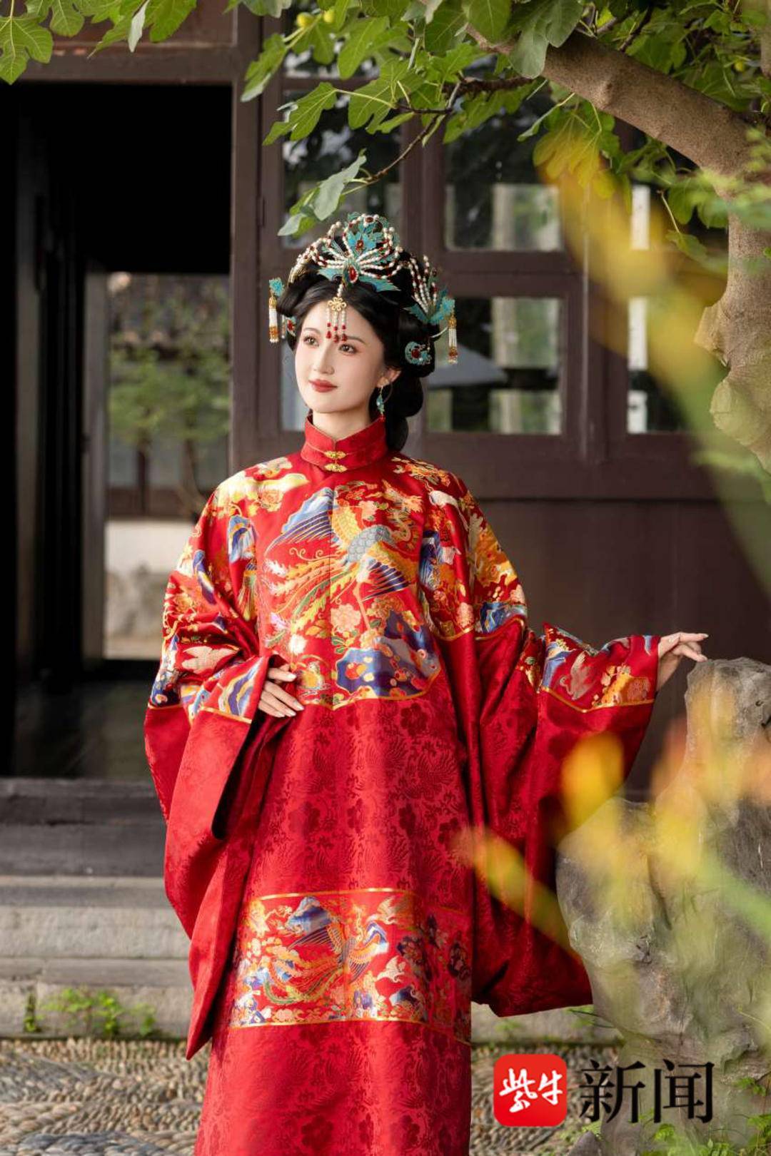 南京云锦博物馆推出新作《红地织金百鸟朝凤柿蒂妆花吉服》