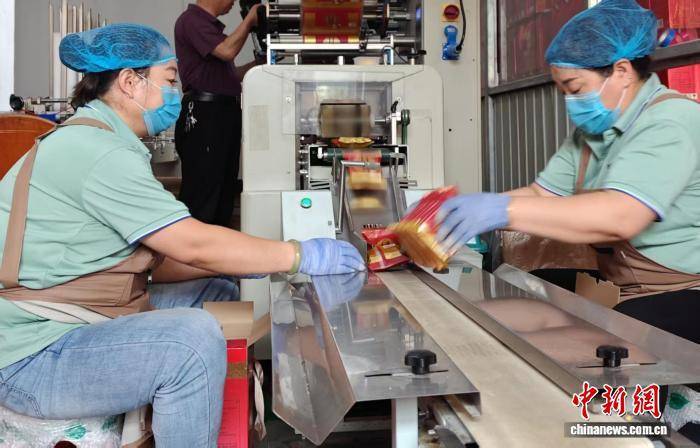 （乡村行·看振兴）“中国北方月饼之乡”：月饼飘香生产忙 电商搭台拓销路