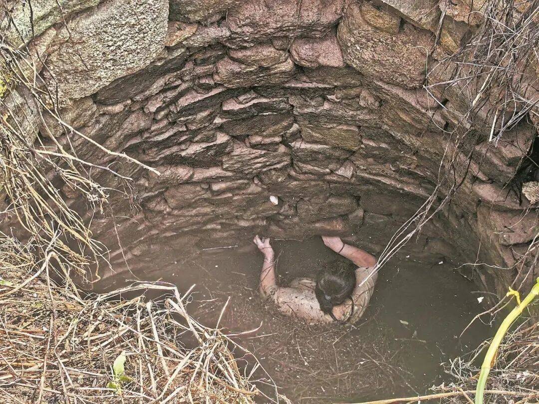 泉州坠井女子“54小时噩梦”：几条蛇爬身上<strong></p>
<p>先知</strong>，双侧肋骨骨折！绝望时靠一个信念坚持活下来……