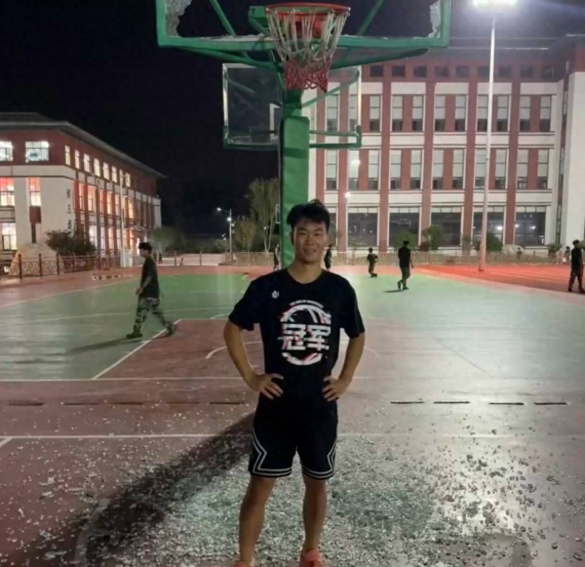 郑州178厘米大学生扣碎篮板<strong></p>
<p>先知</strong>，校方：说明弹跳力好！学校出资购买新篮板，已安装好