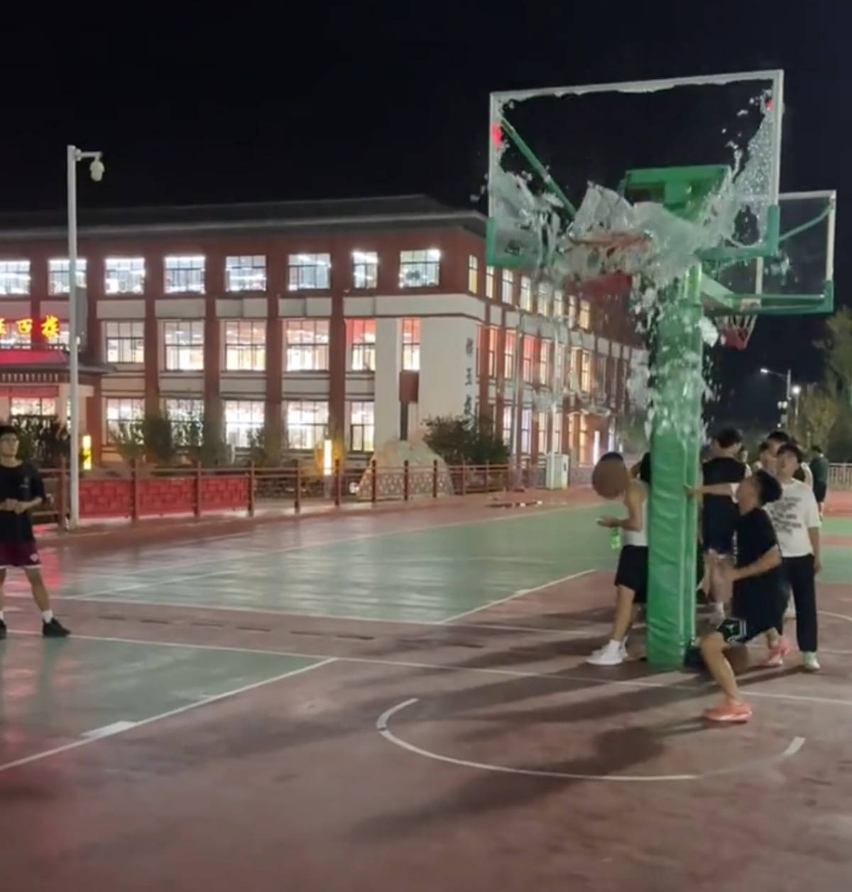 郑州178厘米大学生扣碎篮板<strong></p>
<p>先知</strong>，校方：说明弹跳力好！学校出资购买新篮板，已安装好