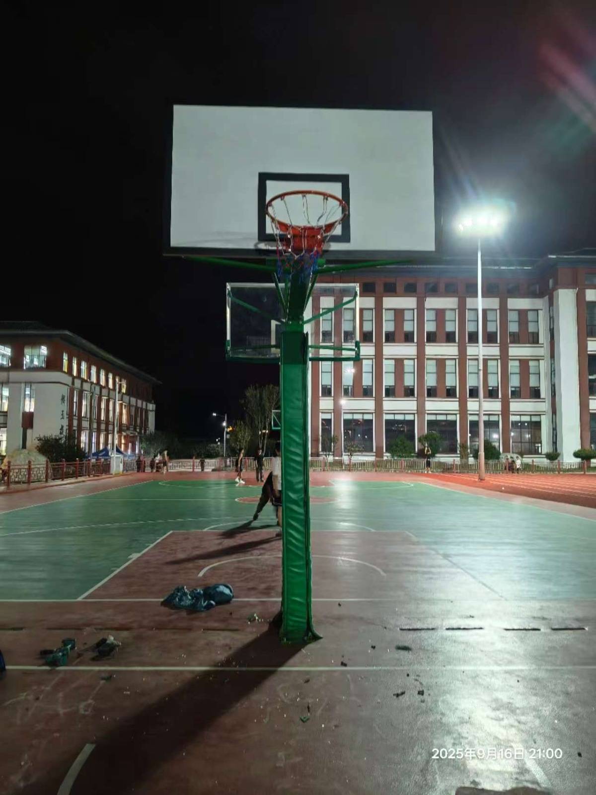 郑州178厘米大学生扣碎篮板<strong></p>
<p>先知</strong>，校方：说明弹跳力好！学校出资购买新篮板，已安装好