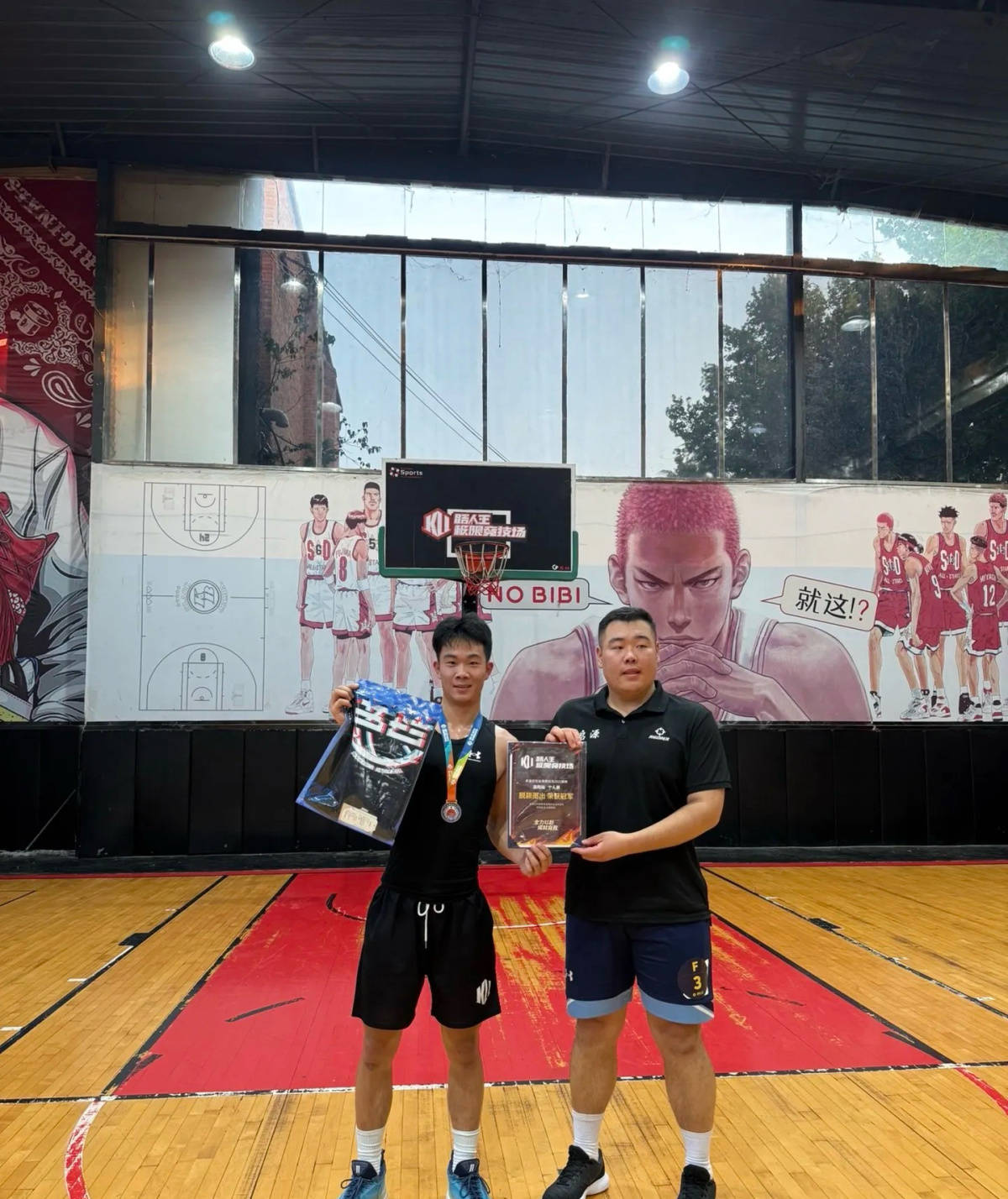 郑州178厘米大学生扣碎篮板<strong></p>
<p>先知</strong>，校方：说明弹跳力好！学校出资购买新篮板，已安装好