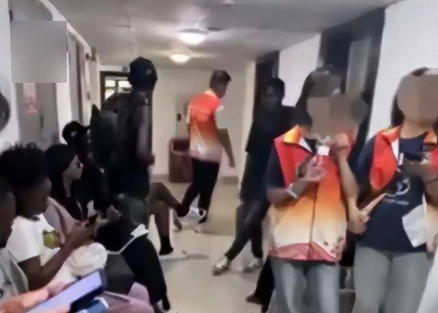 多名男留学生混住在女生宿舍楼：安全感碎<strong></p>
<p>先知</strong>了一地