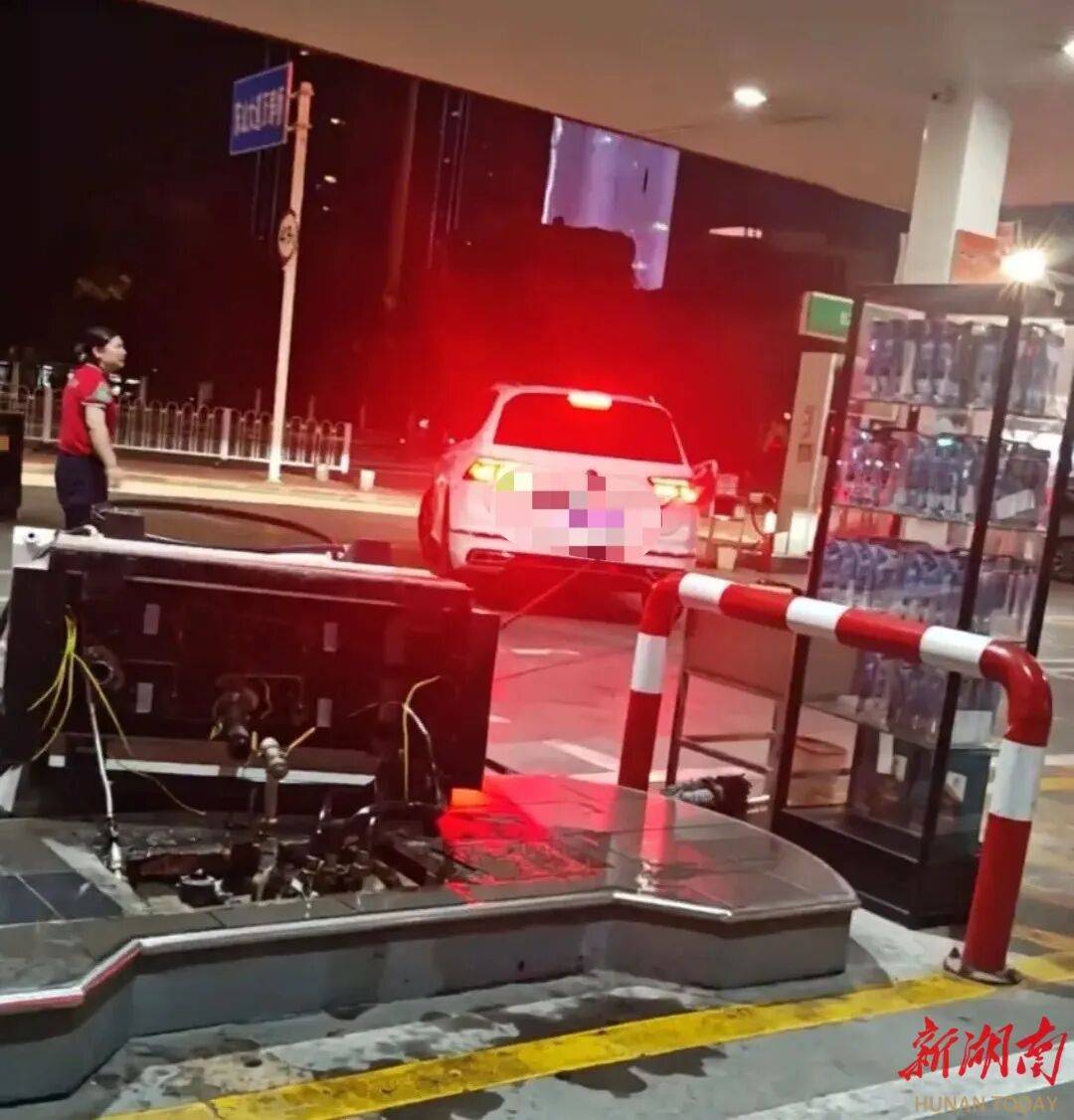 湖北一车主加完油忘拔加油枪开车就走<strong></p>
<p>瑞特币</strong>，直接拽倒加油机，工作人员：幸好加油机的切断阀自动紧急关闭