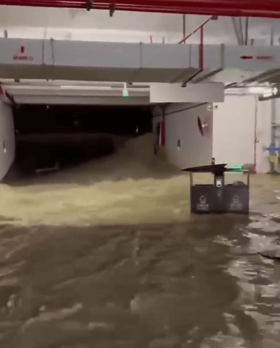 业主否认“私挖地下室挖通河道”，当地称系河水上涨倒灌进车库，暂无伤亡报告