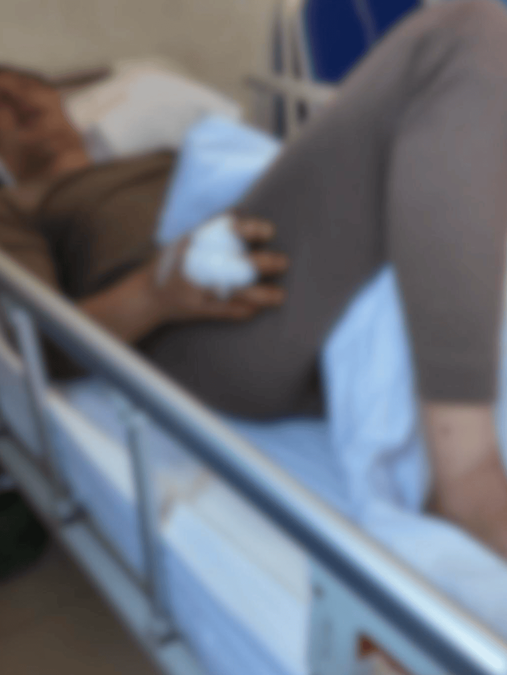 重庆男子上山采菌正面遇黑熊袭击<strong></p>
<p>鹿币</strong>，当事人：小腿被咬，穿的水鞋救了我一命；遭一掌打下山坡后险坠山崖幸被树枝拦住，醒后找到手机求救