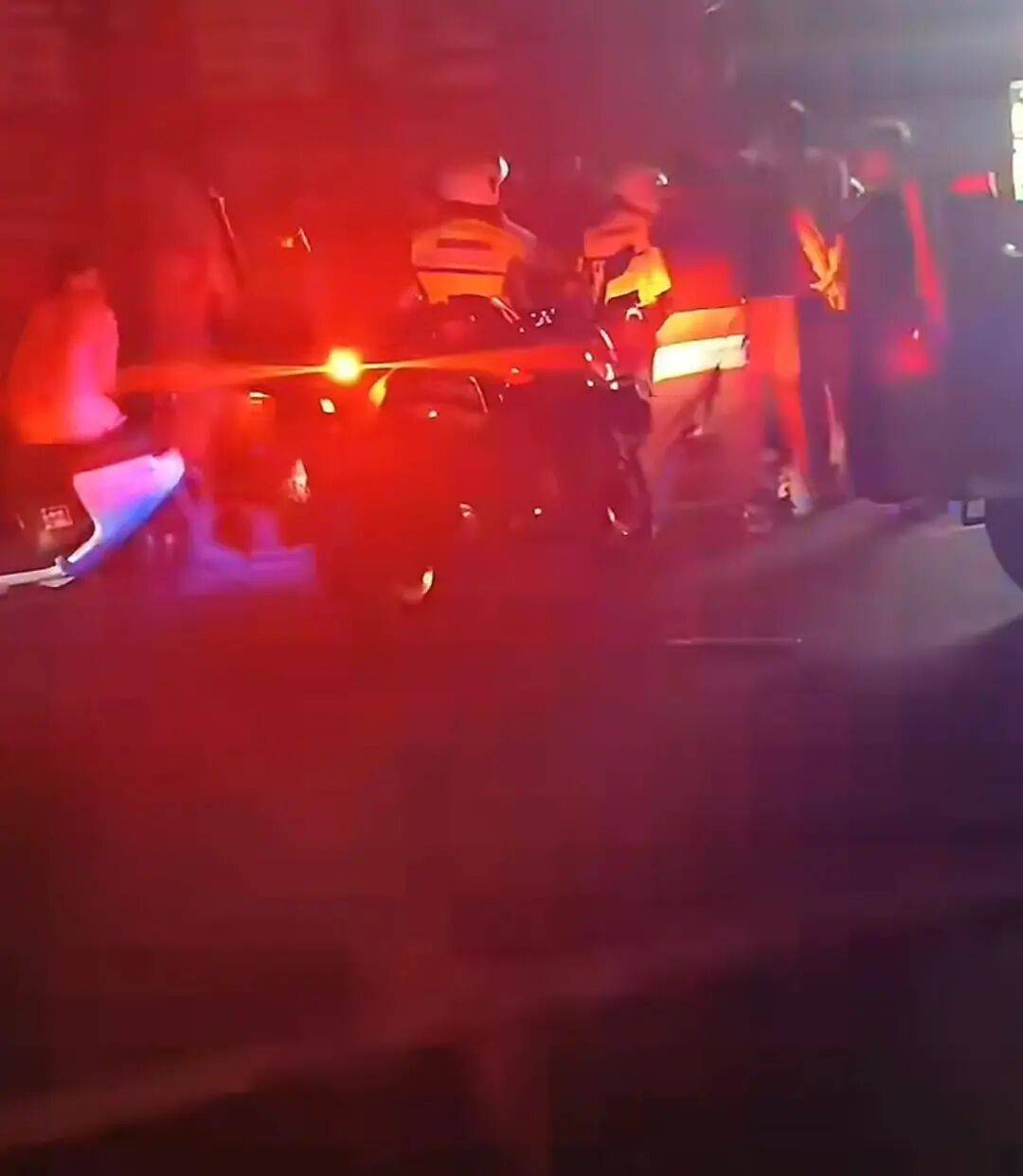 赣州警方通报“一餐饮店深夜多人打架斗殴”：2人酒后与邻桌发生冲突<strong></p>
<p>鹿币</strong>，用酒瓶砸伤对方，并取刀致对方轻伤，涉案人员已被采取强制措施