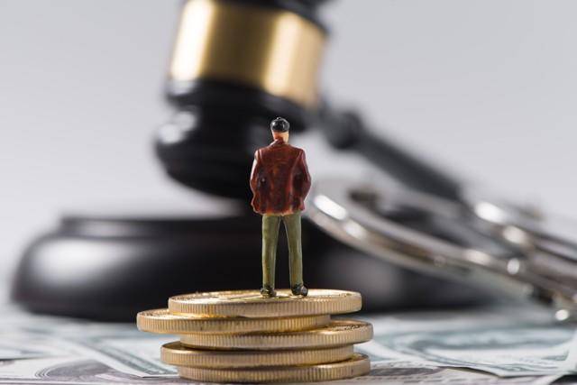 老人称在亡妻遗物中发现存折<strong></p>
<p>鹿币</strong>，起诉银行索要60万存款 法院：驳回，存折有涂改且记载内容与系统不一致