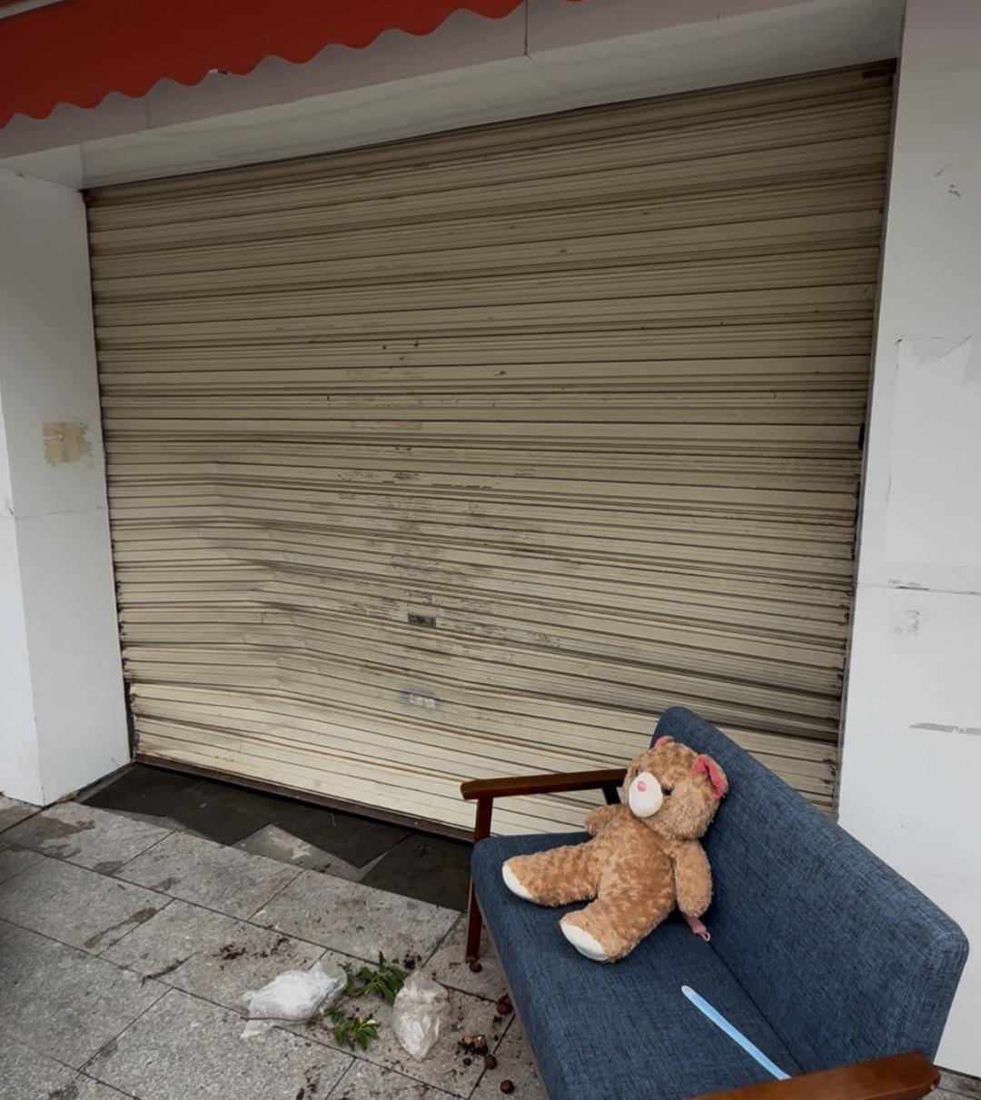 台风天珠海一司机驾越野车造浪冲破多家店玻璃<strong></p>
<p>币特儿</strong>，警方：行拘10日！