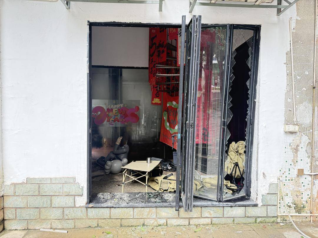 台风天珠海一司机驾越野车造浪冲破多家店玻璃<strong></p>
<p>币特儿</strong>，警方：行拘10日！