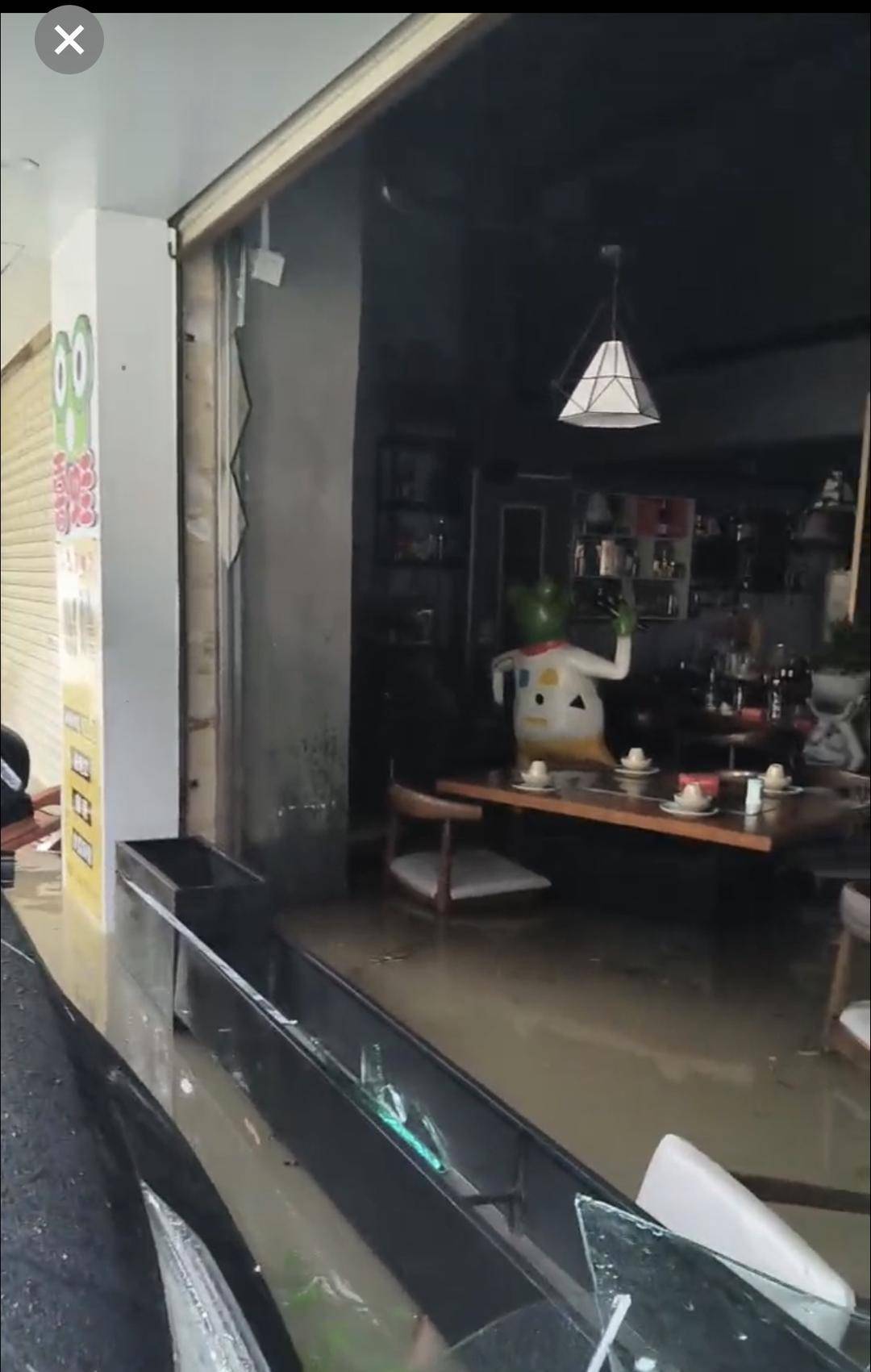 台风天珠海一司机驾越野车造浪冲破多家店玻璃<strong></p>
<p>币特儿</strong>，警方：行拘10日！