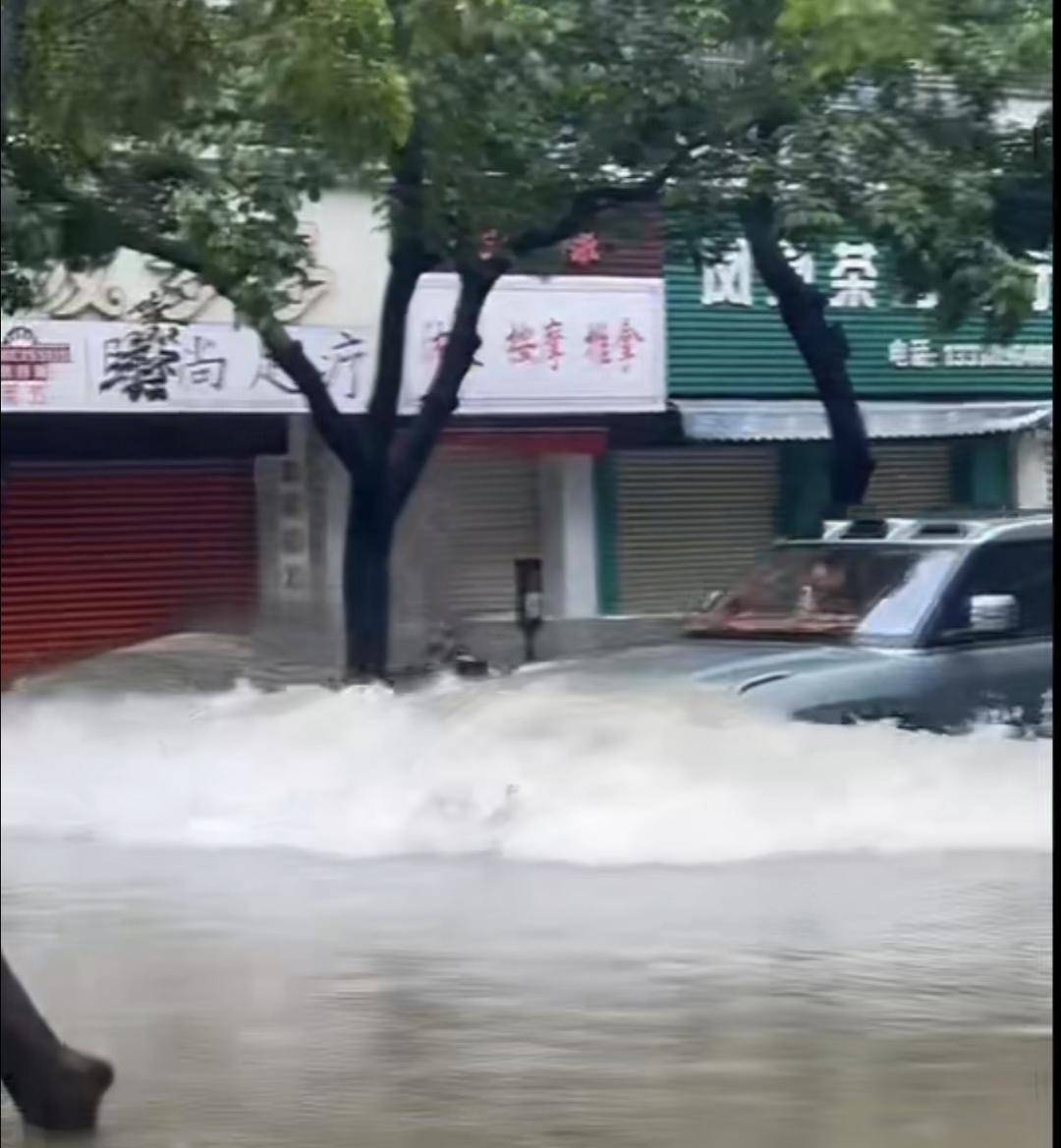台风天珠海一司机驾越野车造浪冲破多家店玻璃<strong></p>
<p>币特儿</strong>，警方：行拘10日！
